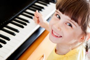自閉症の少女、ピアノの”音”を使い「言葉」を覚えることに成功