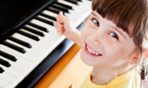 自閉症の少女、ピアノの”音”を使い「言葉」を覚えることに成功